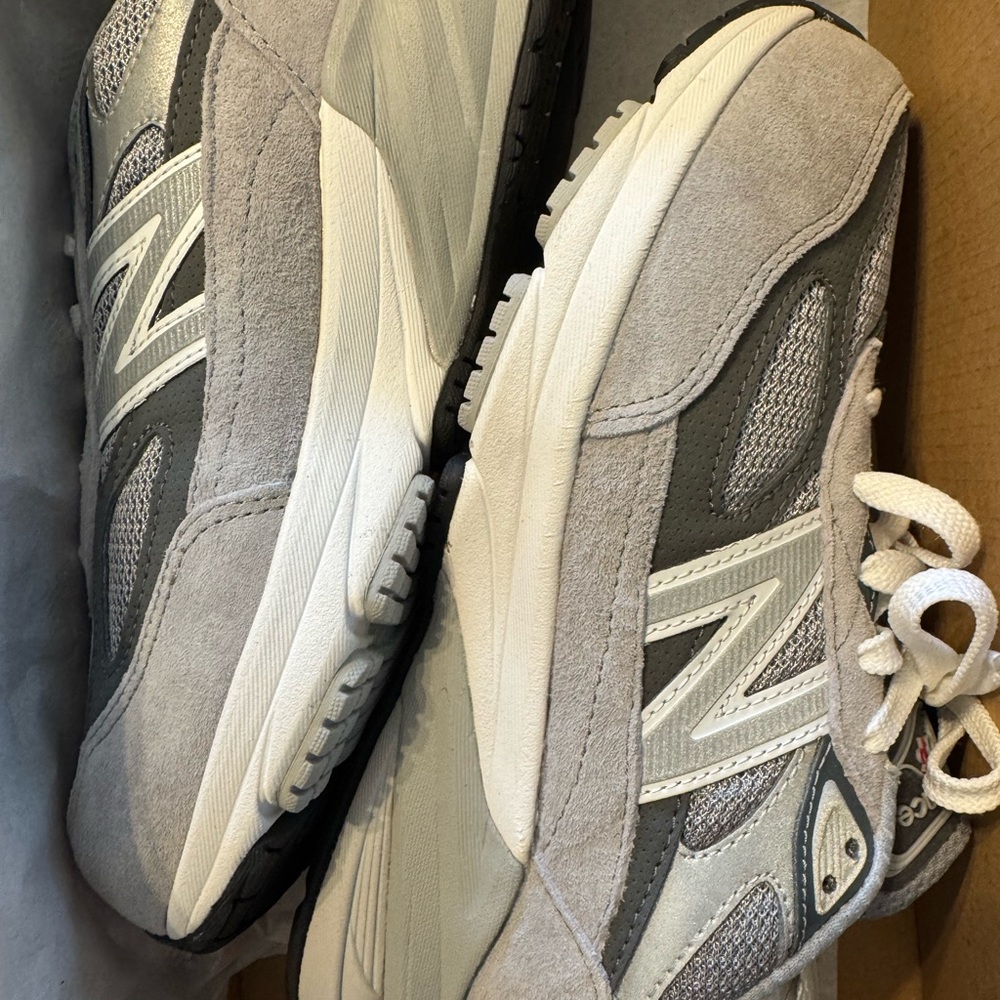 New Balance is kids enfants size 3 extra wide Suede Gray and White Sneakers